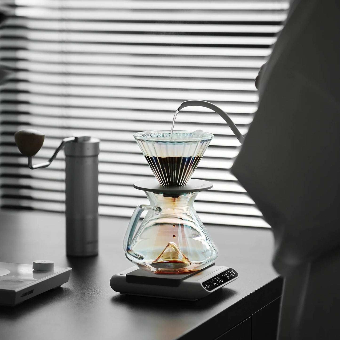 MHW-3BOMBER Hill Coffee Server